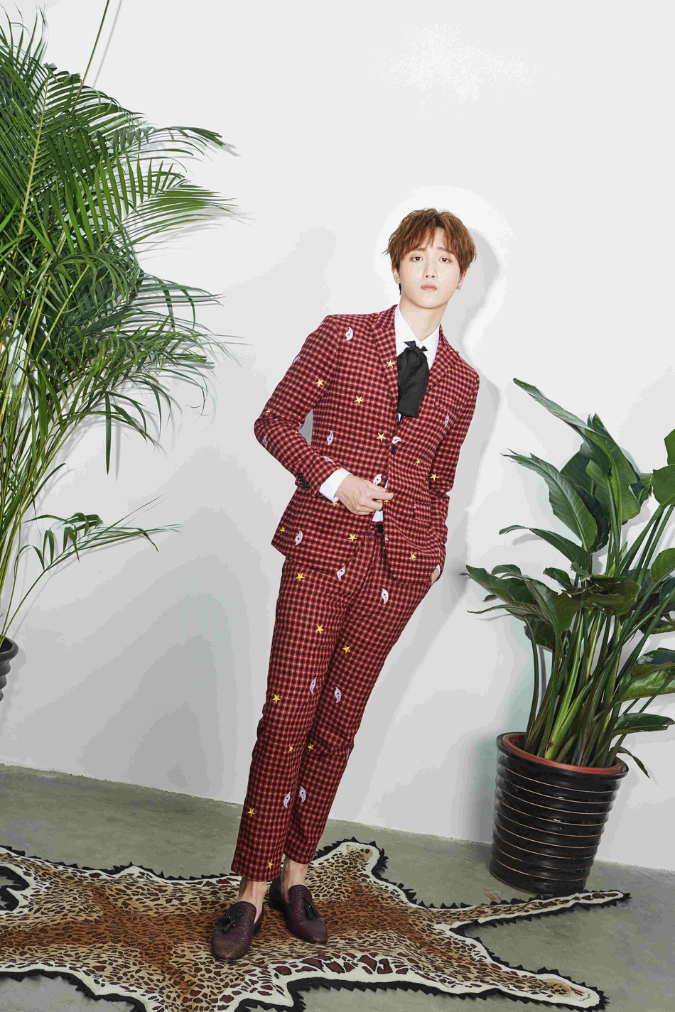 组图于斌红色格纹西服出镜释放帅气时尚魅力