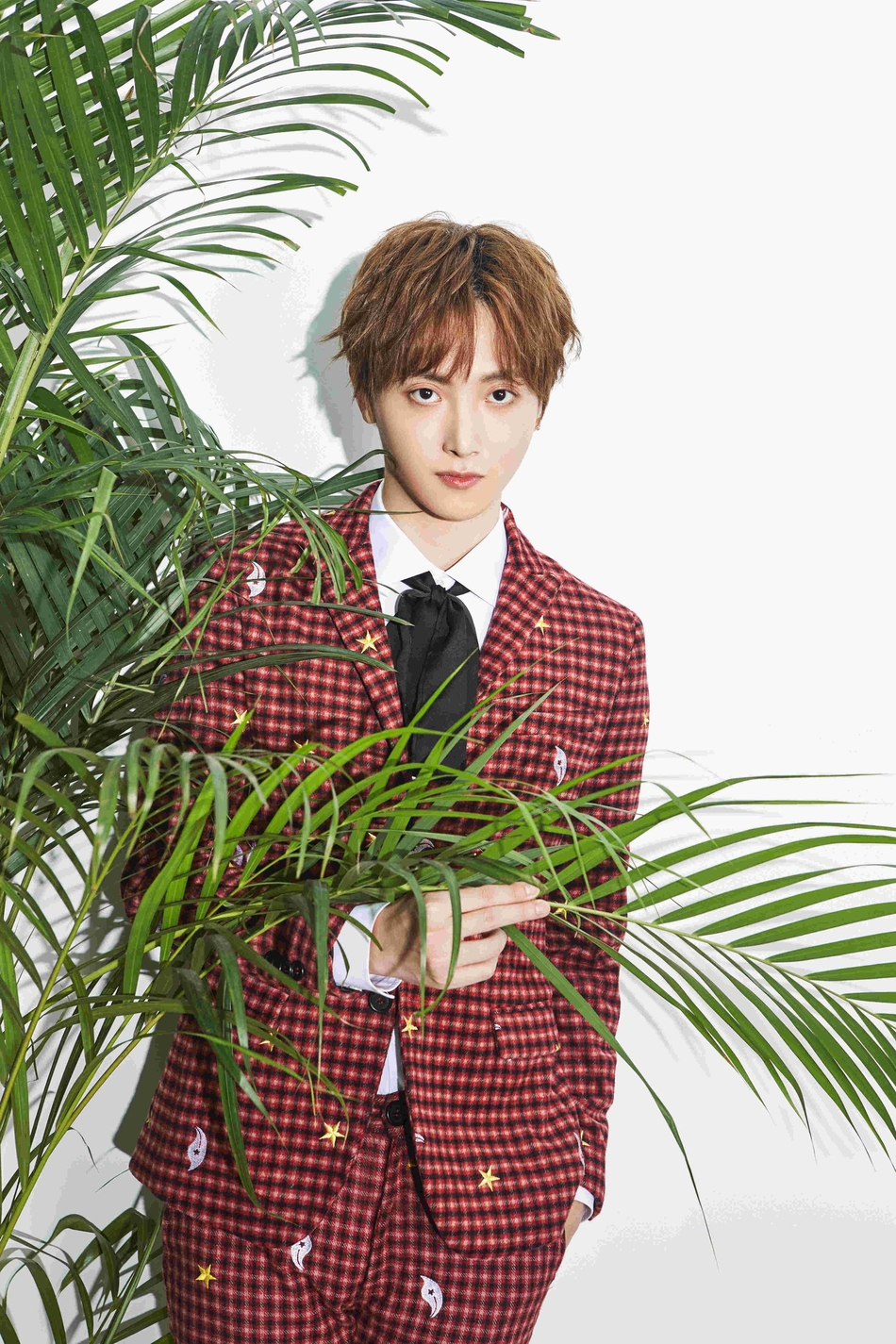 组图:于斌红色格纹西服出镜 释放帅气时尚魅力