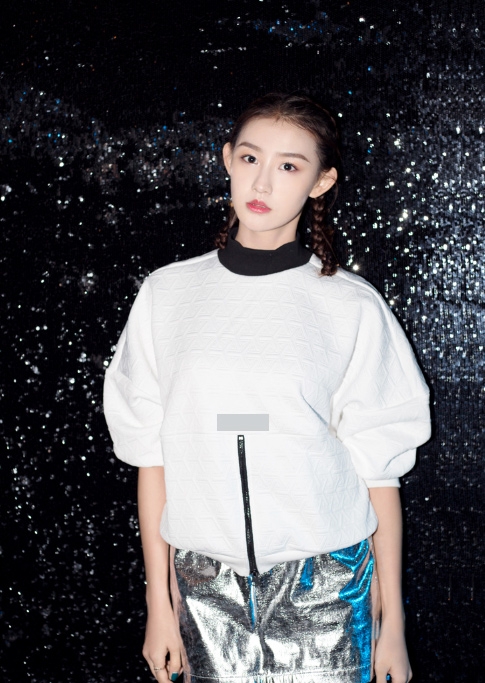 组图:张雅楠出席潮流活动 简约打扮秀美腿