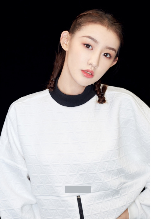 张雅楠出席潮流活动 简约打扮秀美腿