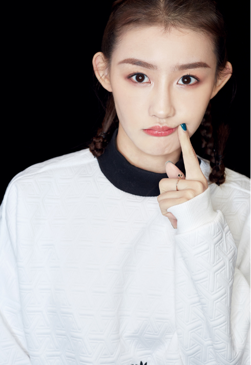 组图:张雅楠出席潮流活动 简约打扮秀美腿