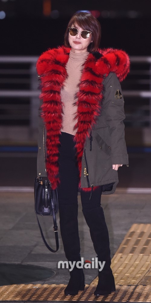 50岁美魔女金成玲现身机场 淡妆亮相气质佳