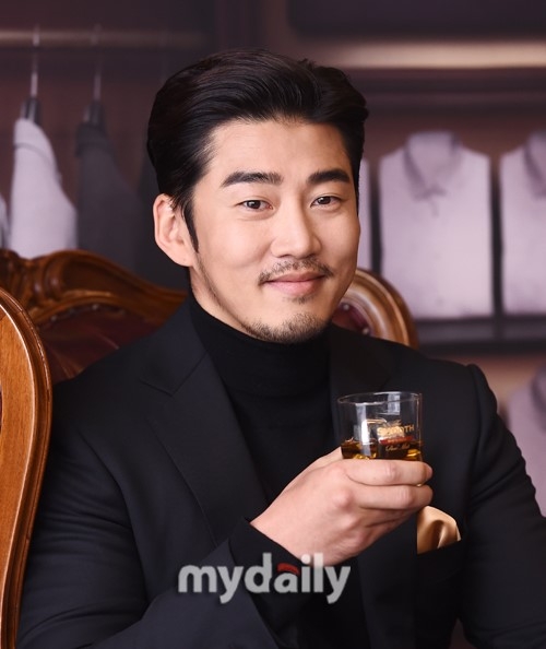 组图:韩星尹继尚出席活动 穿西装品酒绅士儒雅