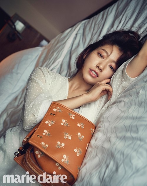 【2018.02.22】【明星】朴信惠登时尚杂志拍大片 展早春风情活力