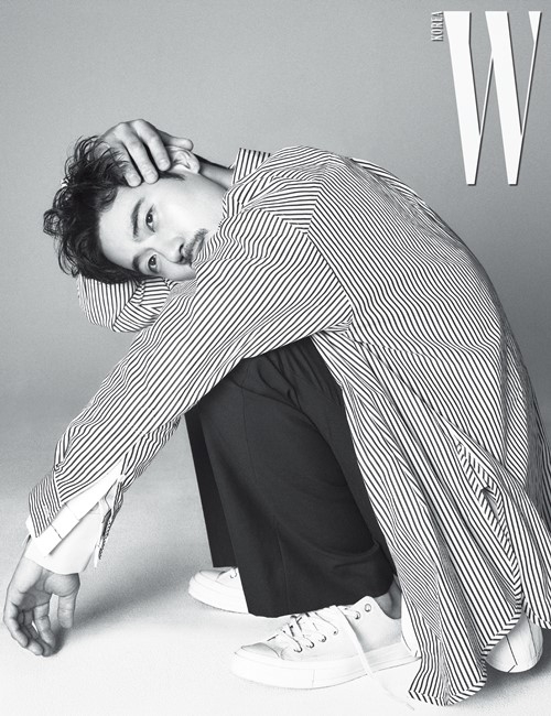 组图:韩星金康宇登时尚杂志 八字胡造型个性