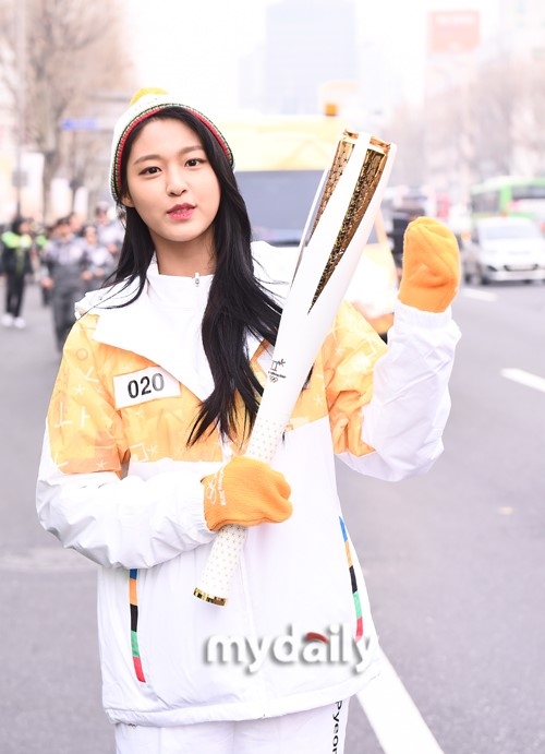 组图aoa智珉雪炫传递冬奥会火炬笑容灿烂活力满满