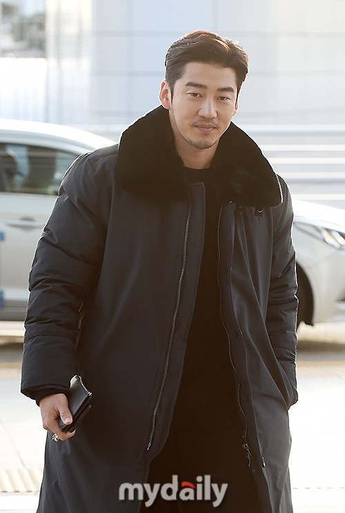 韩星尹继尚现身机场 赴香港出席mama颁奖礼