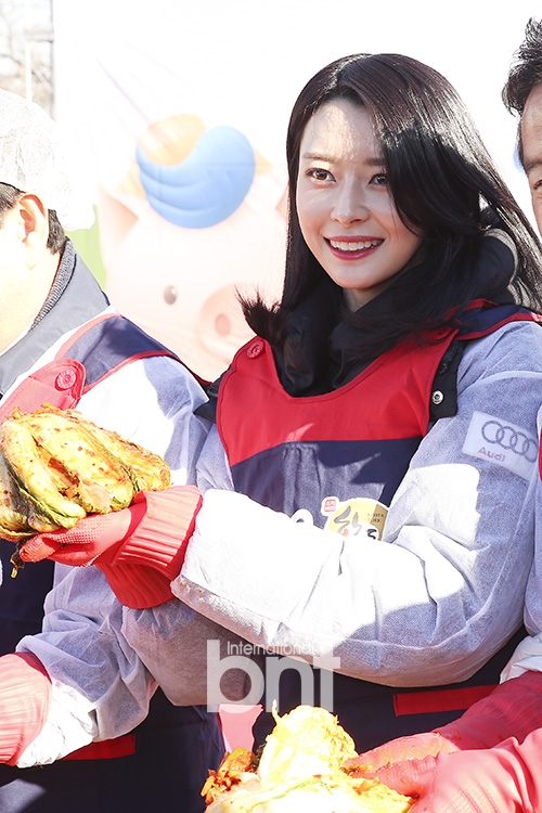 新浪娱乐讯 1日上午,韩国女团hello venus成员nara参加了在首尔永登浦