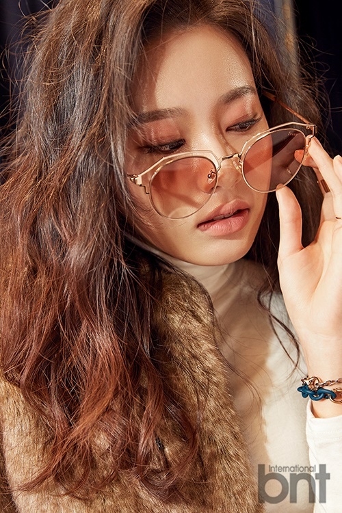 组图:韩星朴宥娜拍写真 自如姿态演绎反转魅力