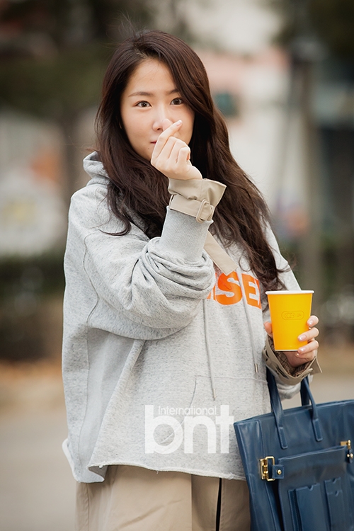 组图:昭宥亮相《音银》上班路 边走边喝饮料