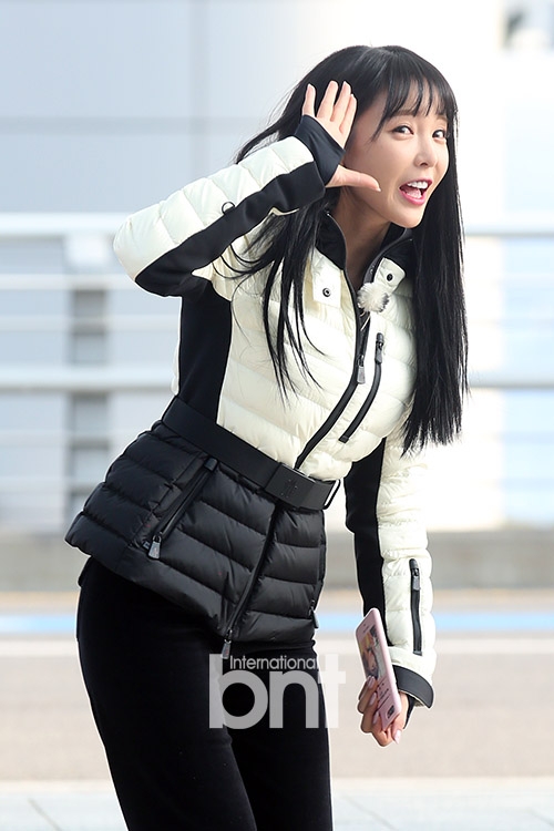 组图:金炳万洪真英现身机场 出国拍摄《丛林》智利篇_高清图集_新浪网