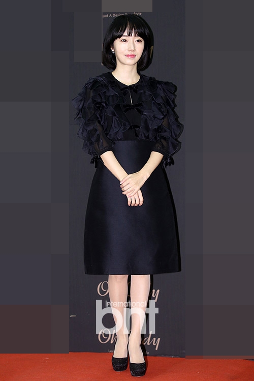 组图:38岁李贞贤驻颜有术 皮肤白皙冻龄自然美