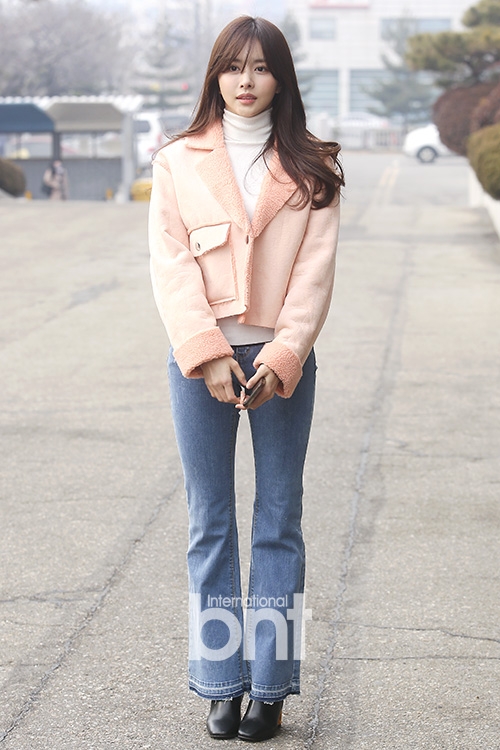 组图:刘在石录综艺亮相上班路 手拿保温很杯养生_高清图集_新浪网