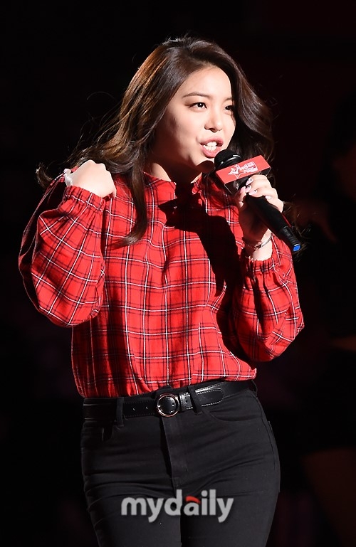 新浪娱乐讯 1月21日下午,韩国女歌手ailee在京畿道某体育馆举行的职业
