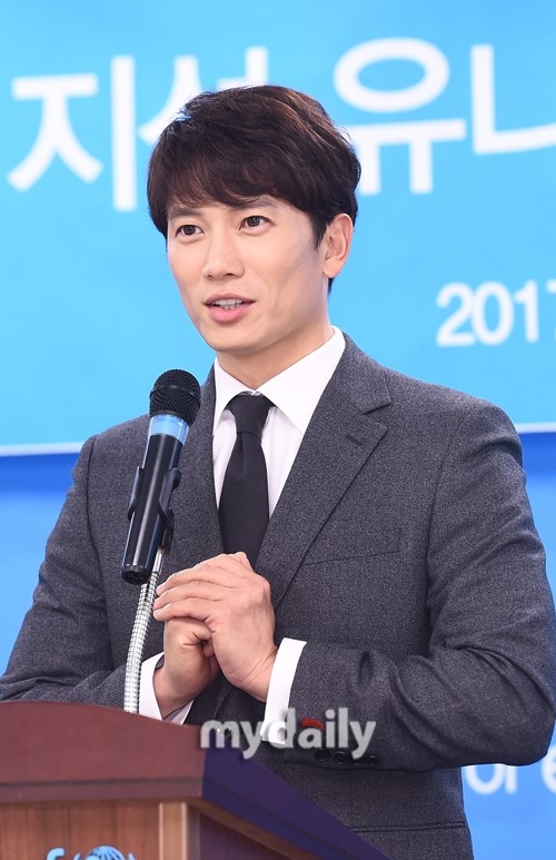 池晟当选联合国儿童基金会代表 西装亮相帅气干练