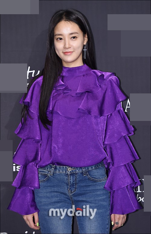 组图:权志龙绯闻女友李珠妍亮相 身材高挑修长