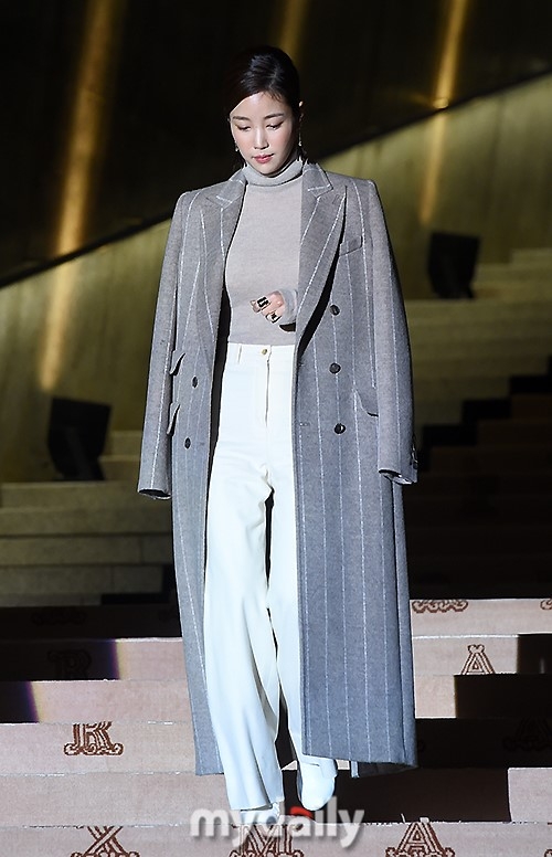 组图韩模特奇恩世亮相活动身材高挑惹人羡