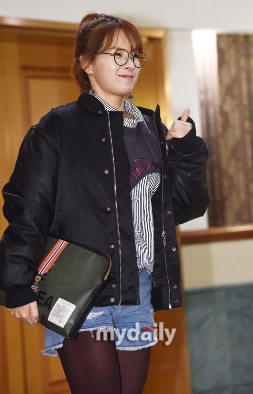 组图:韩星蔡妍穿短裤配紫色丝袜 搭配奇怪迷之审美