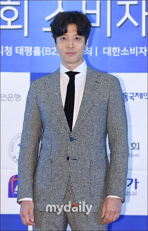 准爸爸李东健出席活动 穿西装身材修长