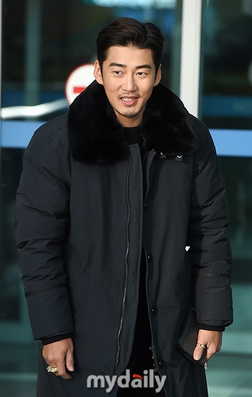 组图韩星尹继尚现身机场赴香港出席mama颁奖礼