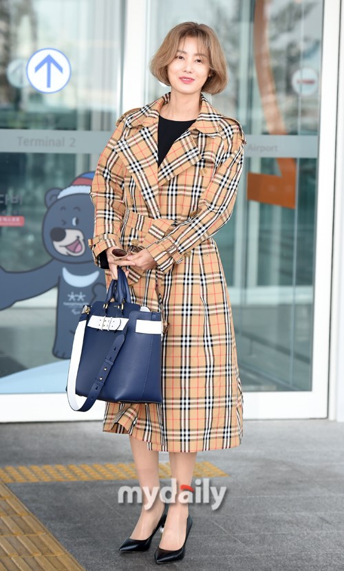组图:51岁前韩国小姐金成玲现机场 逆龄超年轻
