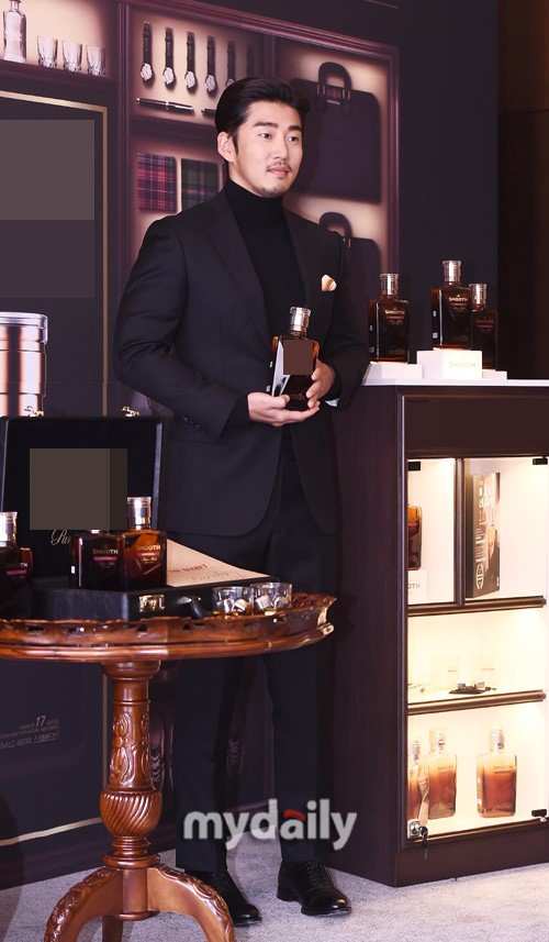 组图:韩星尹继尚出席活动 穿西装品酒绅士儒雅