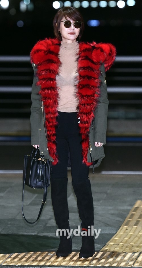 组图:50岁美魔女金成玲现身机场 淡妆亮相气质佳