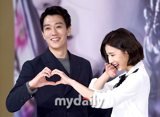 《黑骑士》讲述了金来沅饰演的男主人公与徐智慧,申世景饰演的两个女