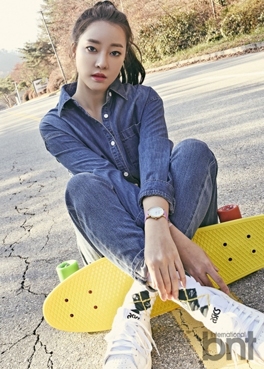 组图:韩星高佑丽拍户外写真 成熟变身尽显气质