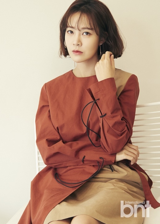 组图:韩女星崔允英拍时尚写真 短发添干练气质