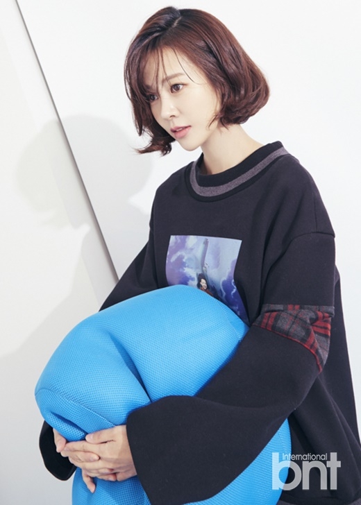 组图:韩女星崔允英拍时尚写真 短发添干练气质