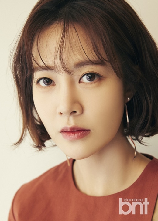 组图:韩女星崔允英拍时尚写真 短发添干练气质