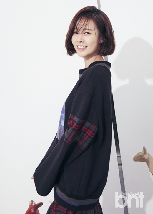 组图:韩女星崔允英拍时尚写真 短发添干练气质