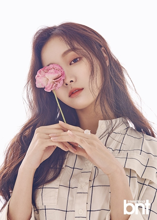 组图momoland妍雨拍写真谈目标希望一直幸福