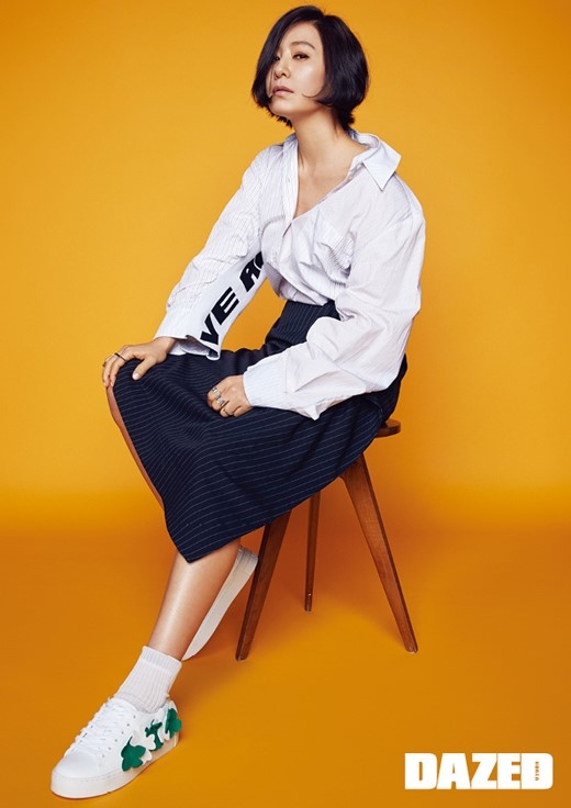 组图51岁金喜爱拍时尚写真大胆突破个性金属风