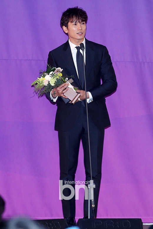 组图奶爸池晟出席颁奖礼活动一身西装打扮绅士