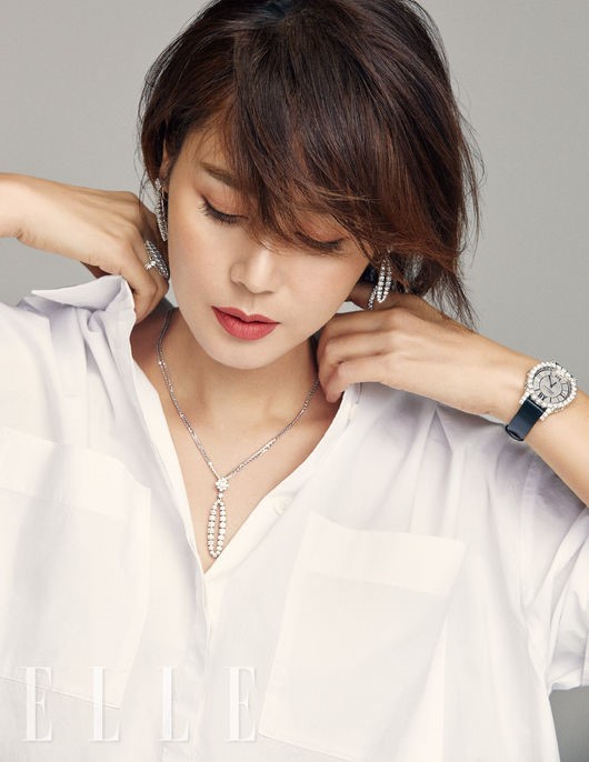 组图:51岁金成玲登时尚杂志 冻龄白皙气质高贵