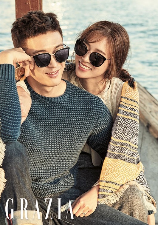 组图:韩明星情侣张申英姜景俊写真 浓情蜜意笑容甜