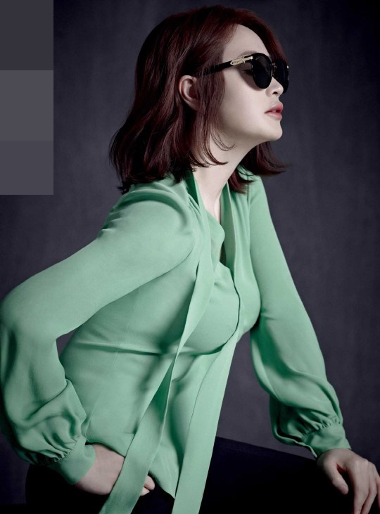 组图:48岁金惠秀戴墨镜拍写真 穿皮衣展酷帅一面