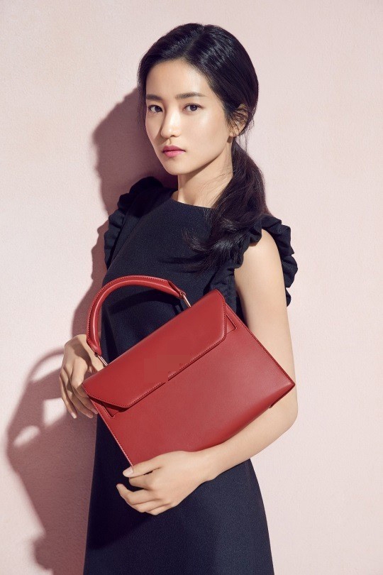 组图:韩星金泰璃拍宣传写真 演绎职场干练一面