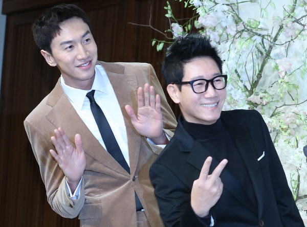 组图:刘在石李光洙池石镇出席婚礼 三人挥手笑容萌