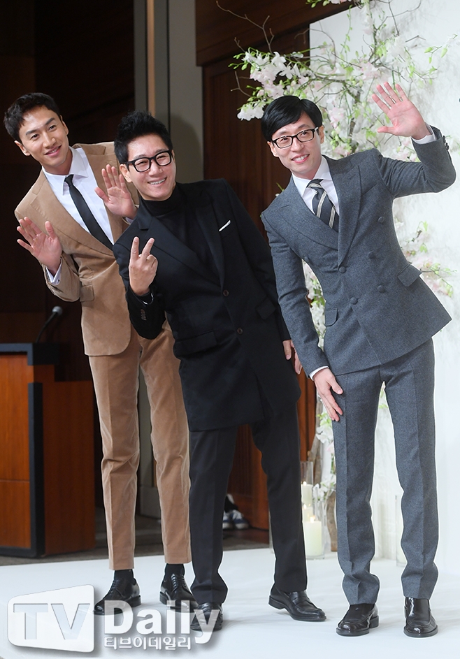 组图:刘在石李光洙池石镇出席婚礼 三人挥手笑容萌