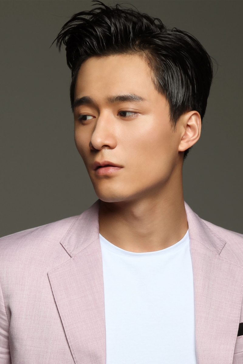 组图:王皓祯最新写真公开 面容俊朗气质阳光