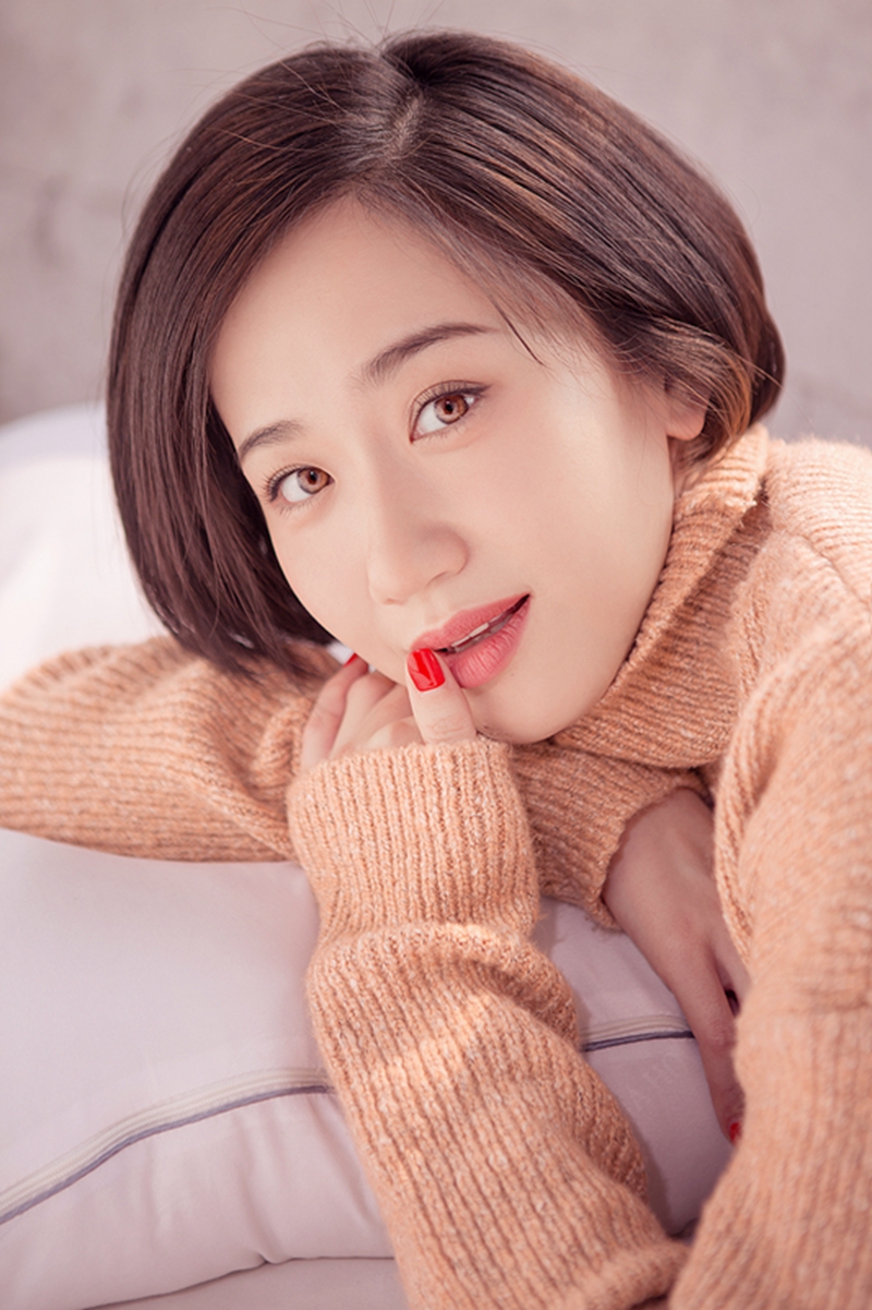 组图:司珂华短发写真公开 气质温婉笑容暖