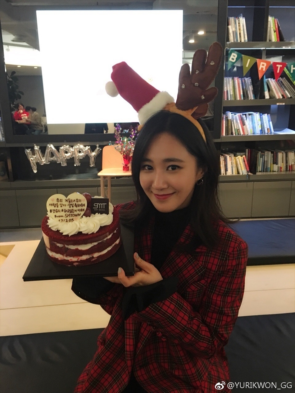 12.06】【明星】少女时代yuri庆祝29岁生日 戴圣诞帽开心捧蛋糕