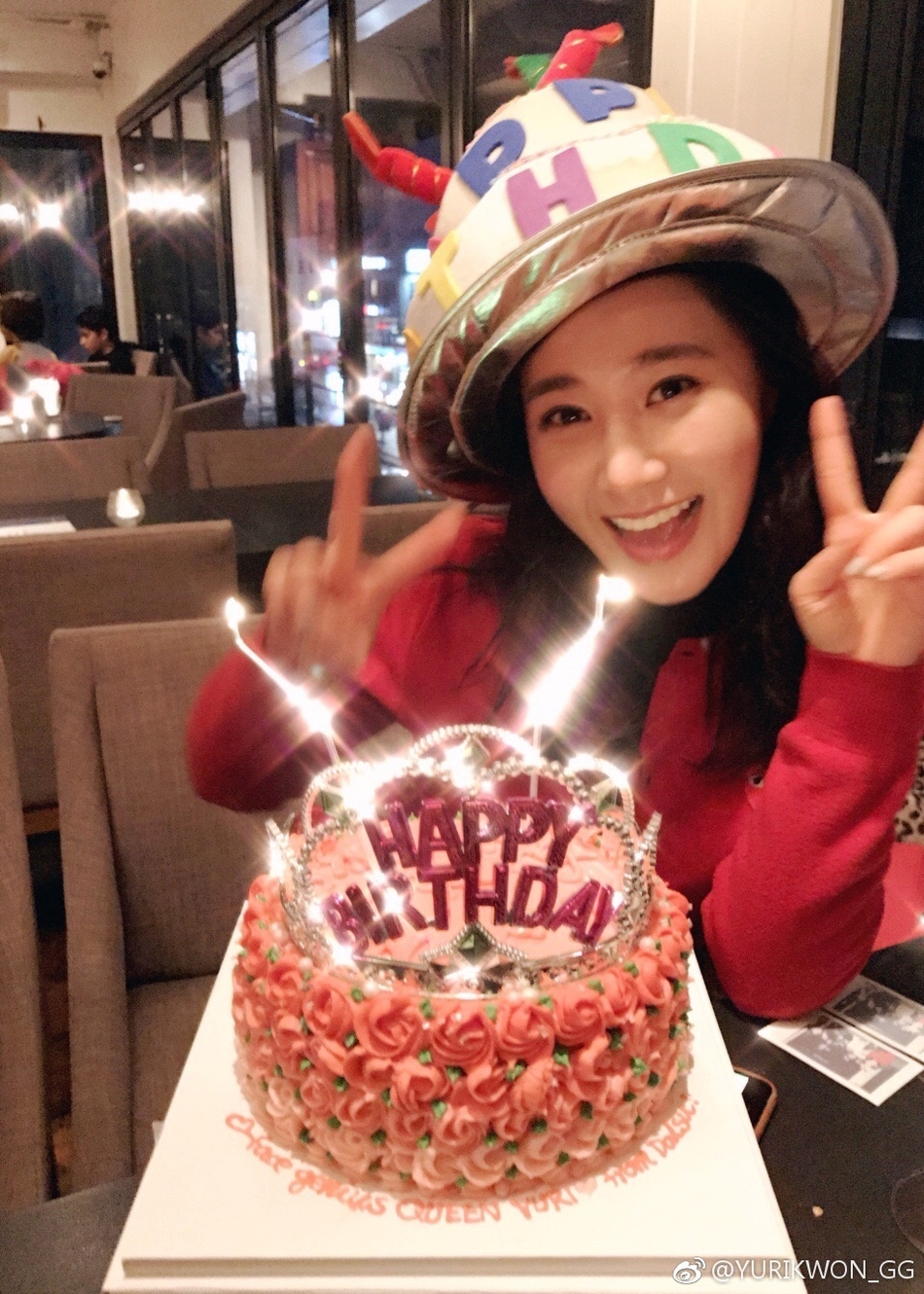 12.06】【明星】少女时代yuri庆祝29岁生日 戴圣诞帽开心捧蛋糕