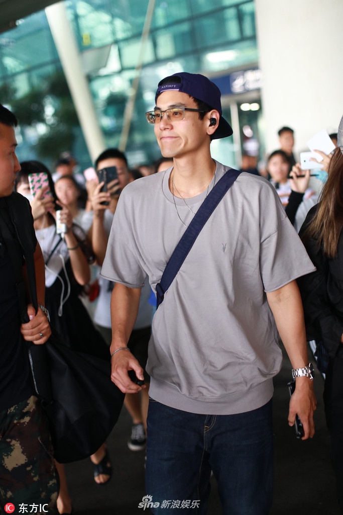 组图:彭于晏一出机场就被包围 反戴棒球帽真是帅的没谁了