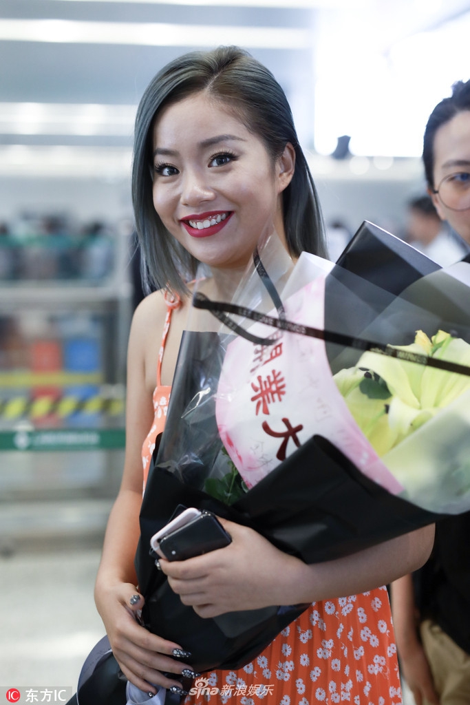 组图:王菊穿吊带裙配运动鞋迷之衣品仍自信 捧花挥手灿笑超宠粉