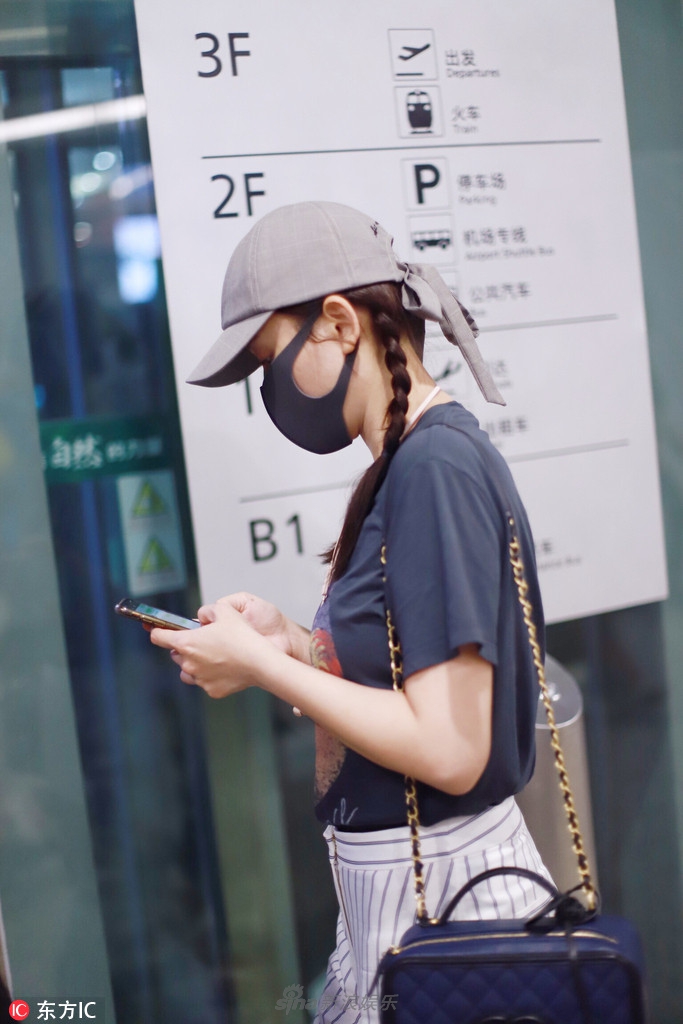 组图:陈乔恩双马尾扮嫩活力十足 低头玩手机秒变"网瘾少女"