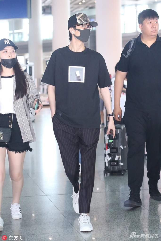 组图:许嵩面戴口罩低调现身机场 眼神呆滞一副没睡醒的样子_高清图集